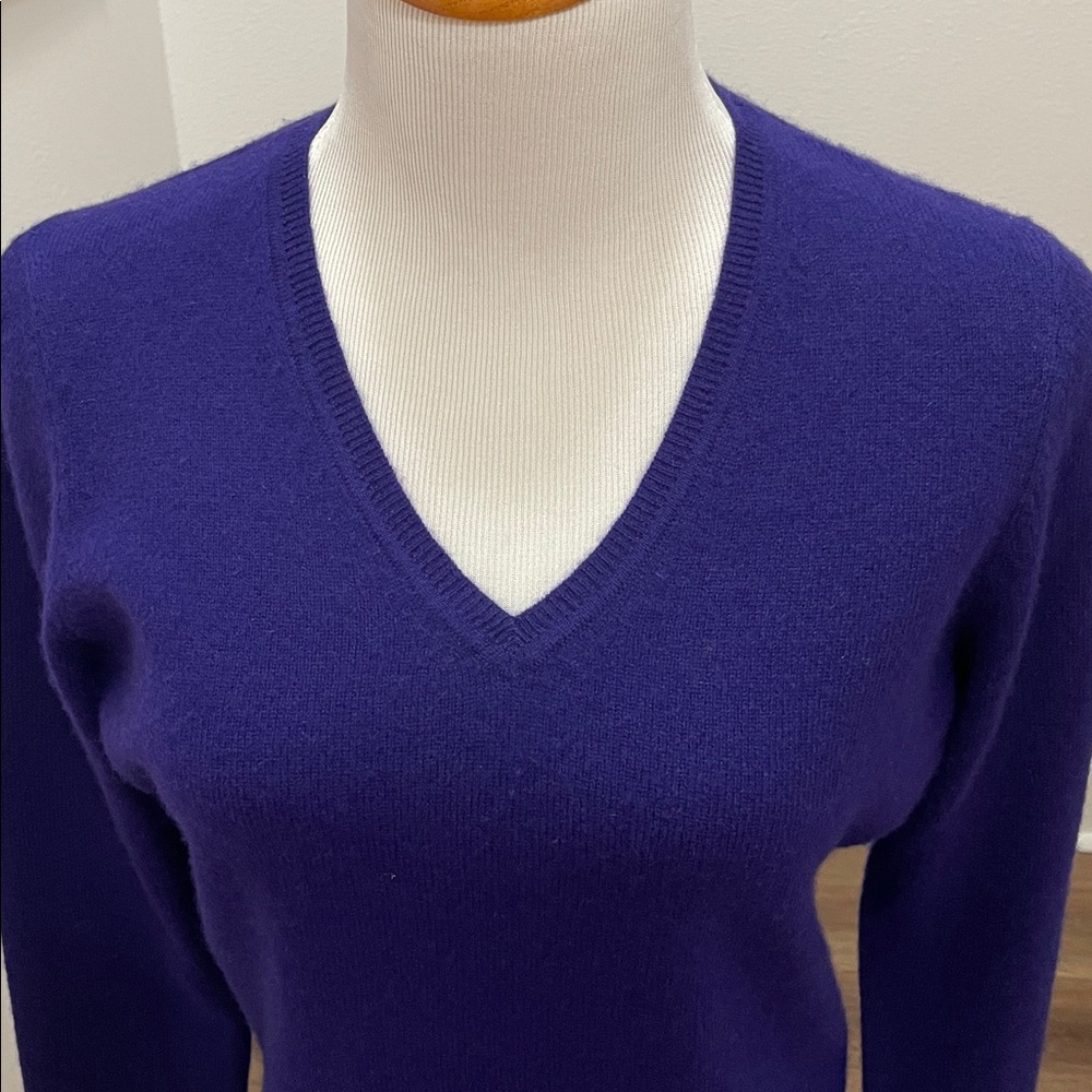 Royal Purple -Blue Cashmere V-neck Sweater sz Medium, FREE scarf w/purchase. - Picture 4 of 11